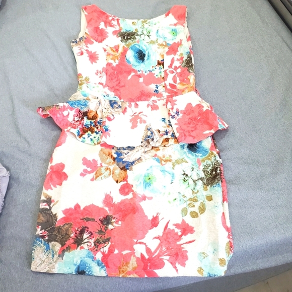 Dresses & Skirts - Floral Peplum‎ Dress for woman size small